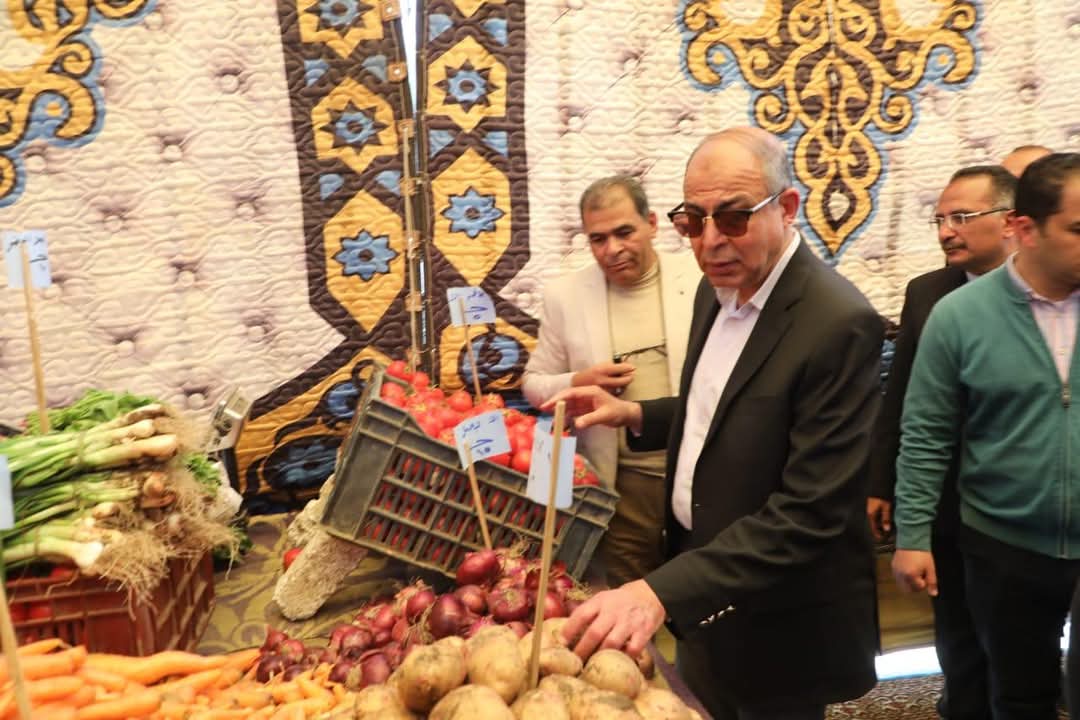 محافظ المنيا يفتتح سوق اليوم الواحد بمركز بني مزار 