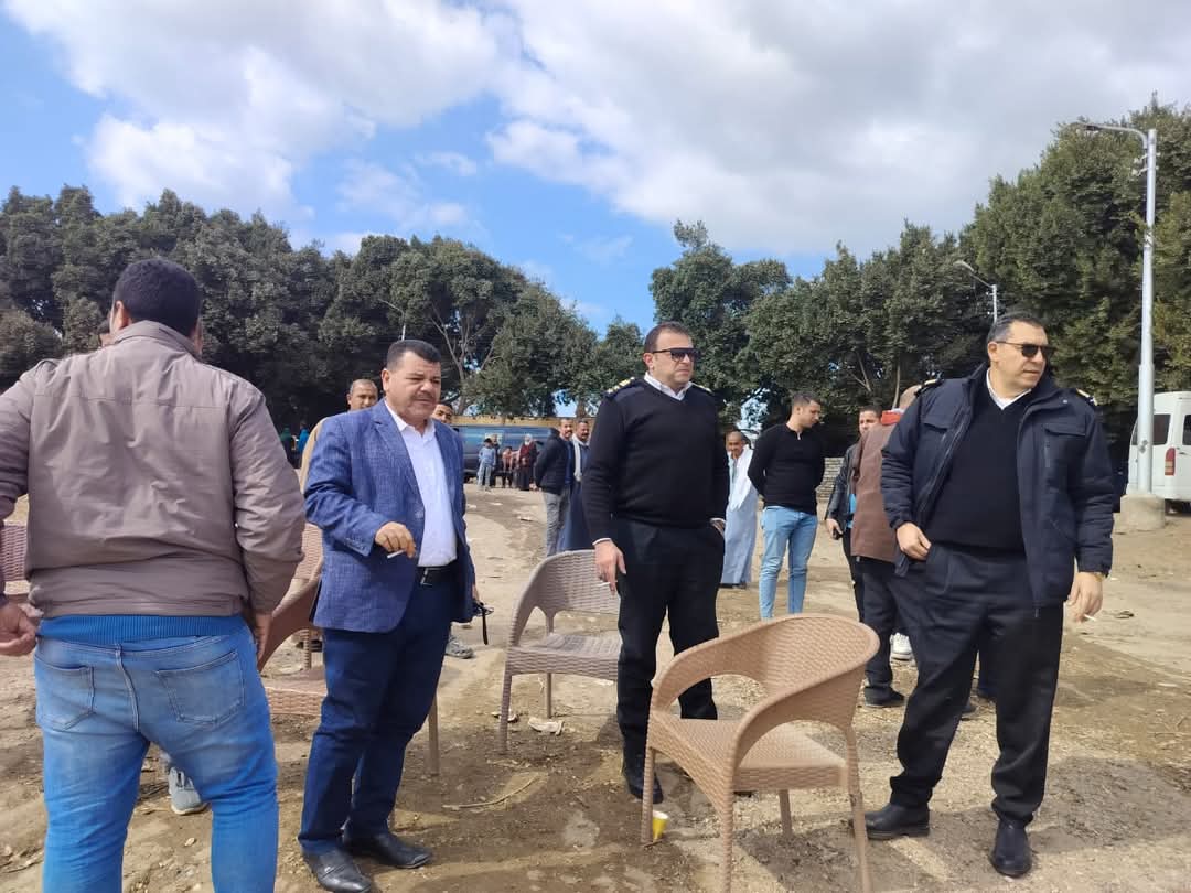 جانب من تواجد الشرطة ورئيس مركز ومدينة ببا موقع عطل المعدية 