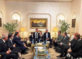 الإمام الـ 49 للطائفة المحافظ يستقبل أسرة الأمير الراحل كريم الأغاخان بمطار أسوان