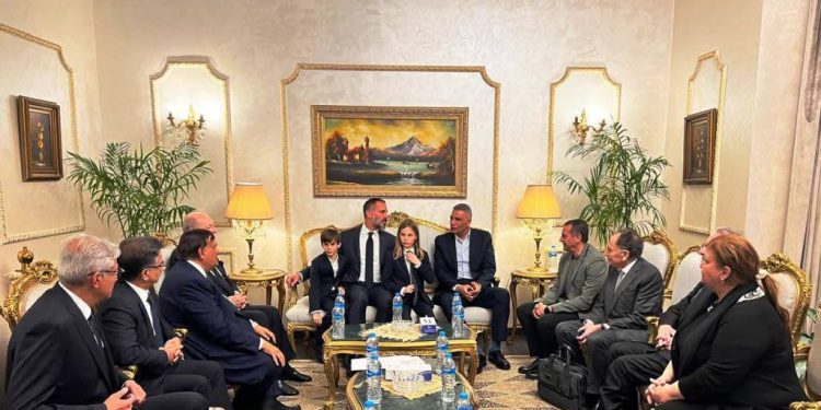 الإمام الـ 49 للطائفة المحافظ يستقبل أسرة الأمير الراحل كريم الأغاخان بمطار أسوان