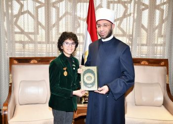 وزير الأوقاف يكرم أدهم عبد النبي