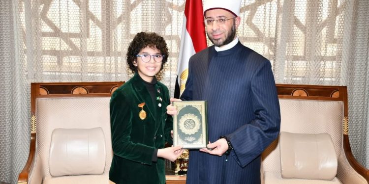 وزير الأوقاف يكرم أدهم عبد النبي