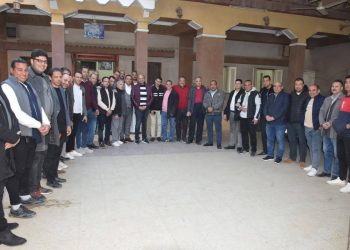 النائب عبدالله مبروك يتوسط الصحفيين
