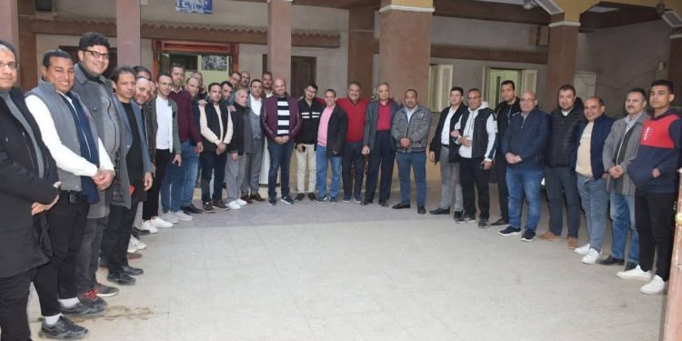 النائب عبدالله مبروك يتوسط الصحفيين