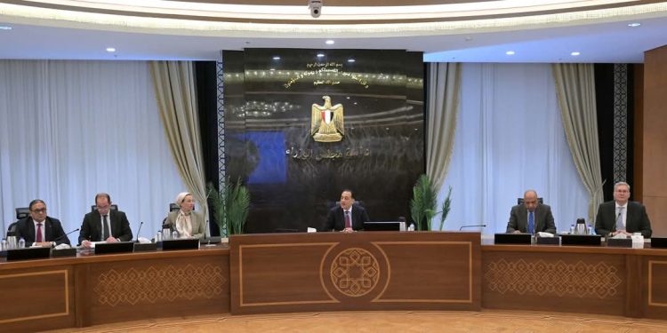 رئيس الوزراء يترأس مائدة نقاش مستديرة بعنوان " تحول مستقبل مصر الطاقي "