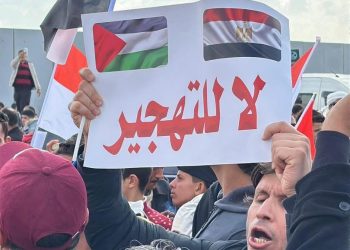 جانب من احتشاد المصريين أمام معبر رفح