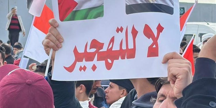جانب من احتشاد المصريين أمام معبر رفح