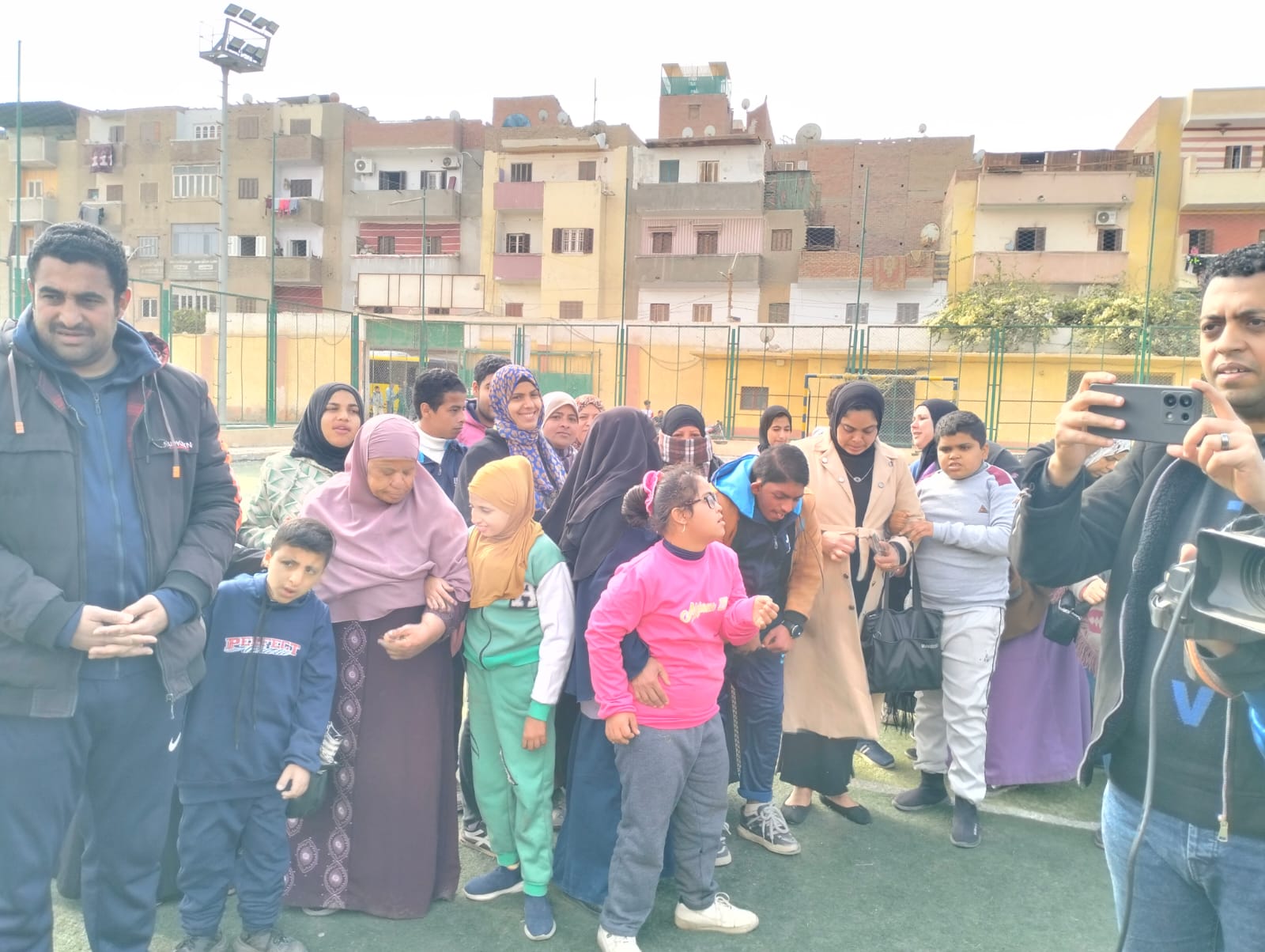 قادرون باختلاف.. الشبان المسلمين ببني سويف يرسم البهجة على وجوه الأطفال بـ شنطة وفانوس رمضان