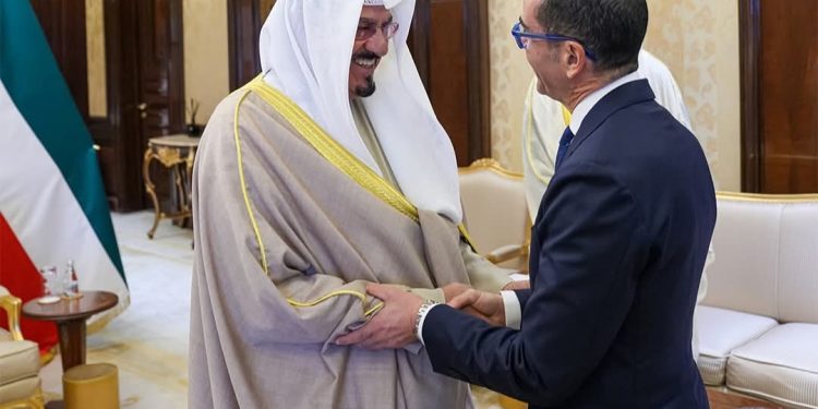 رئيس الوزراء الكويتي يستقبل وزير الاستثمار المصري في قصر بيان