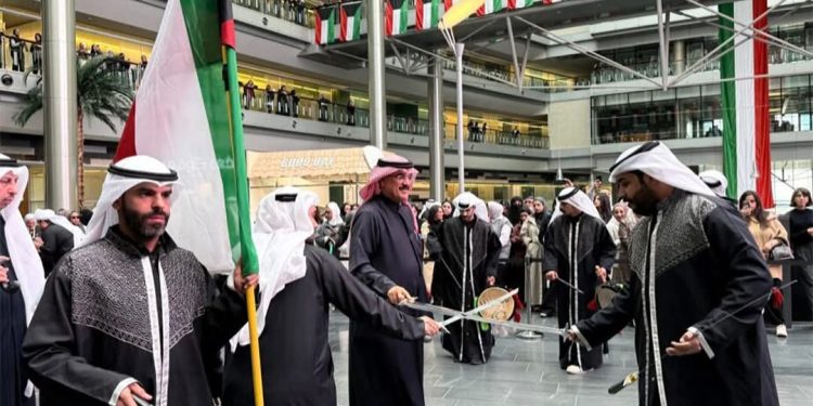 وزارة التربية بالكويت ترفع العلم إيذاناً بالذكرى 64 للعيد الوطني