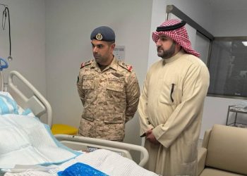 وكيل الدفاع الكويتي ونائب رئيس الأركان يزوران مصابي حادث " ملاحظ الصحراء 4 "