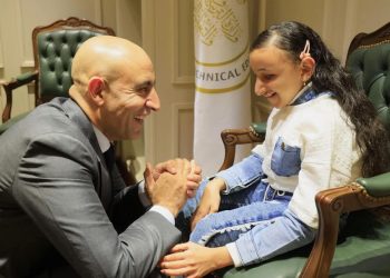 الطالبة رضوى مع وزير التربية والتعليم
