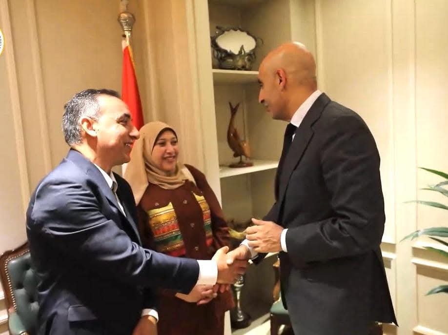 والدي الطالبة رضوى مع وزير التربية والتعليم 
