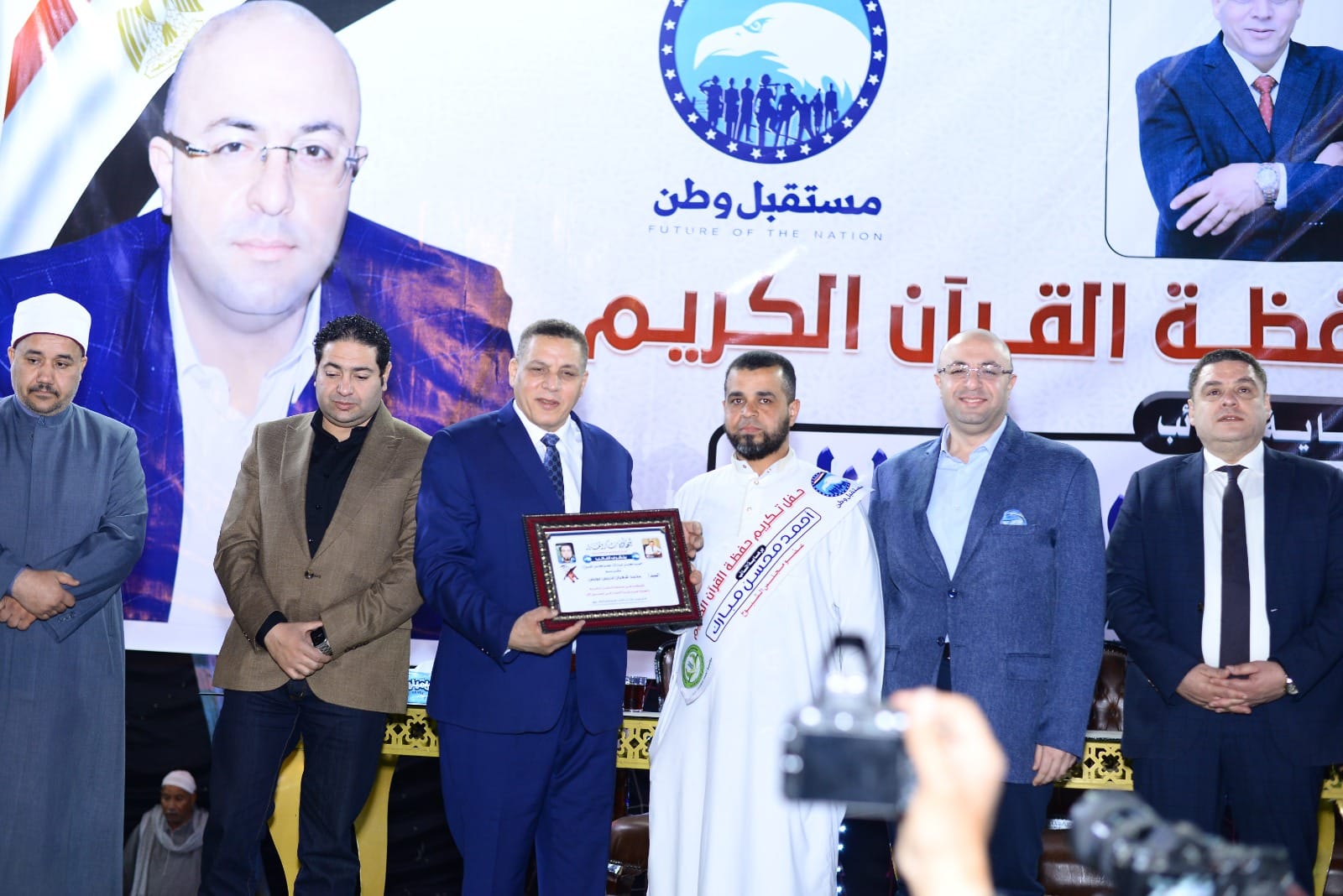 مؤسسة النائب أحمد محسن تكرم 300 من حفاظ القرآن 