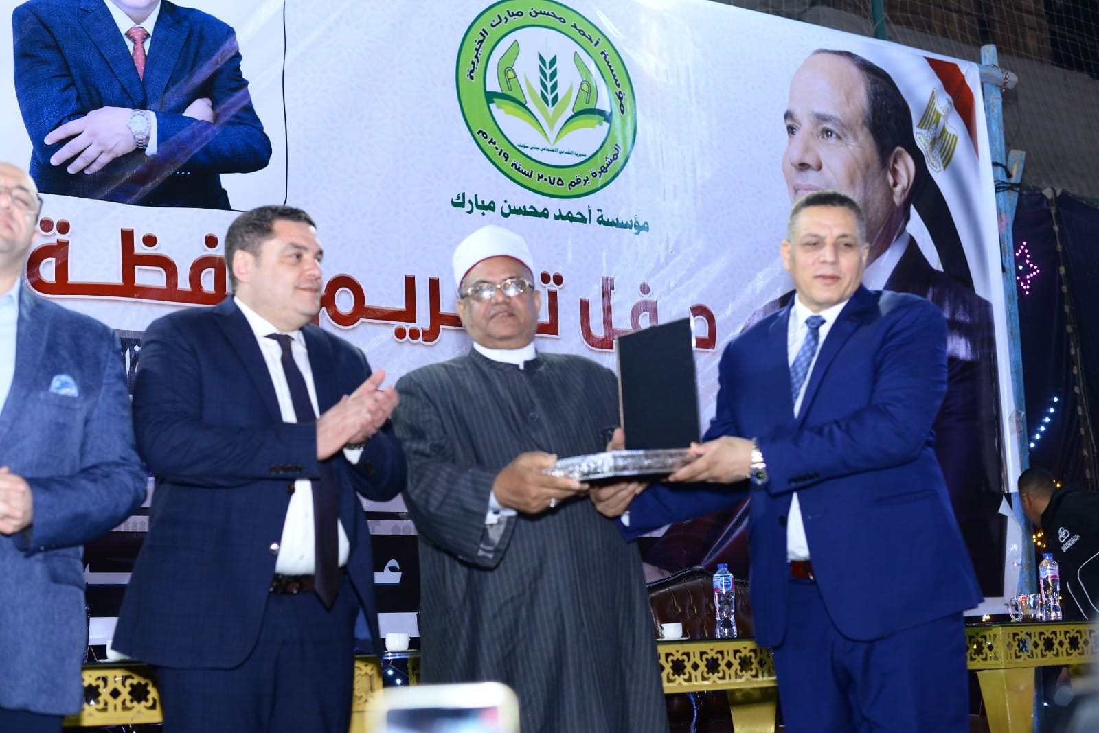 جانب من تكريم حفاظ القرآن والأئمة 