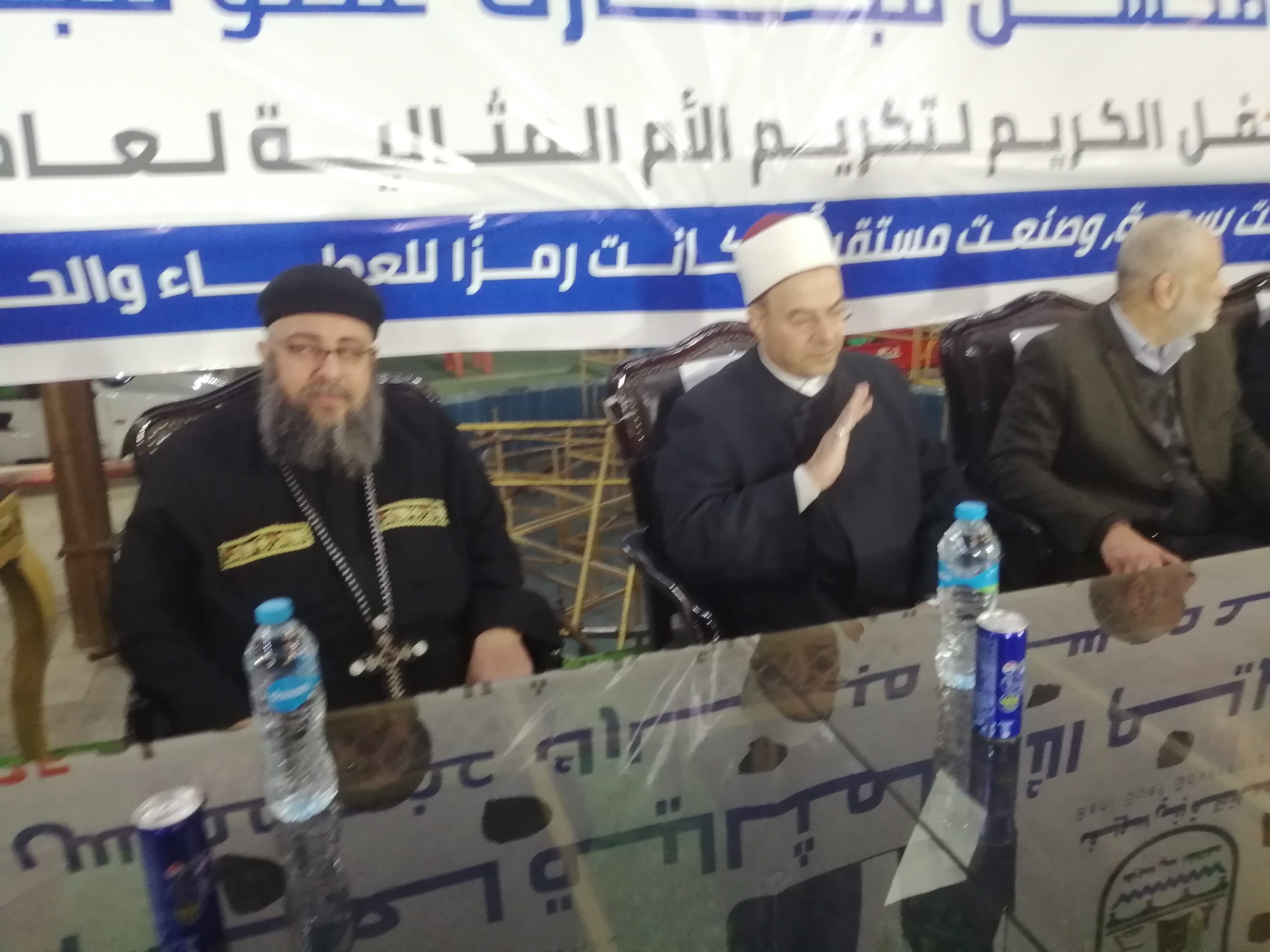 وكيل وزارة الاوقاف وراعي الكنيسة اثناء الحفل 