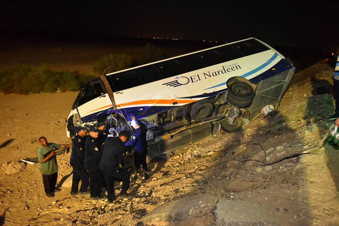 أسفر عن وفـ.اة شخصين وإصابة 11 أخرين..محافظ أسيوط يتفقد موقع حادث تصادم أتوبيس وسيارتين ملاكي