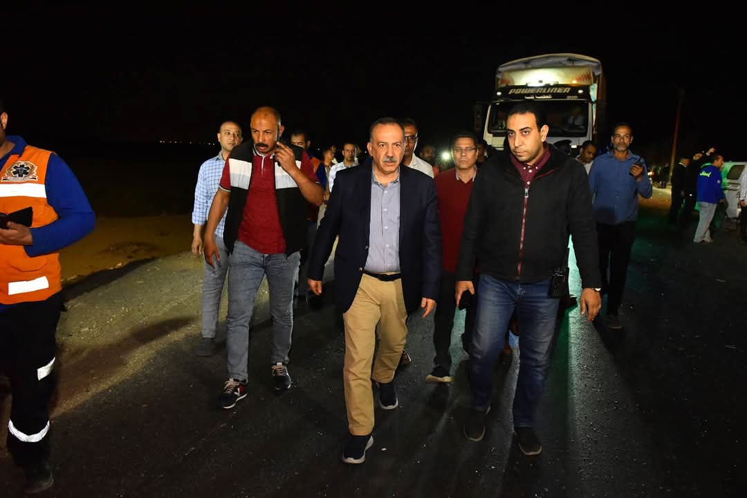 أسفر عن وفـ.اة شخصين وإصابة 11 أخرين..محافظ أسيوط يتفقد موقع حادث تصادم أتوبيس وسيارتين ملاكي