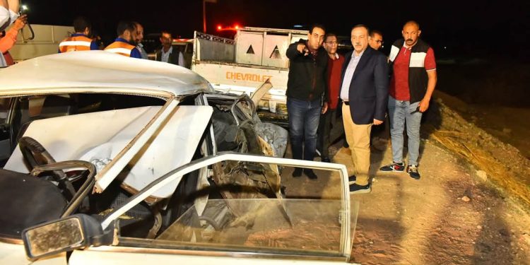 أسفر عن وفـ.اة شخصين وإصابة 11 أخرين..محافظ أسيوط يتفقد موقع حادث تصادم أتوبيس وسيارتين ملاكي