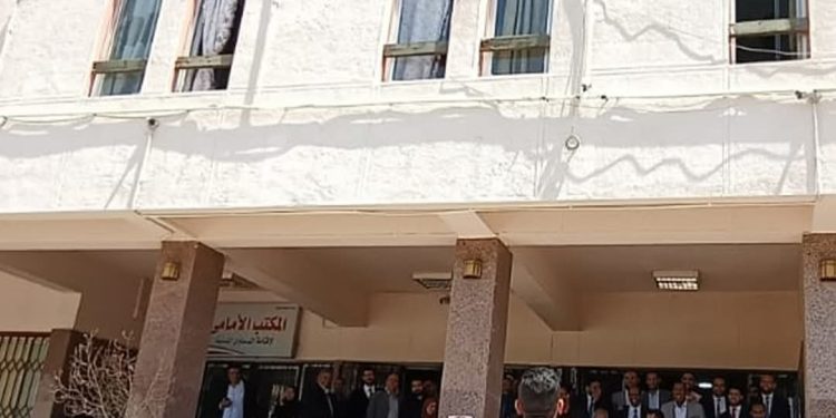 جانب من الوقفة الاحتجاجية للمحامين بالبحر الأحمر