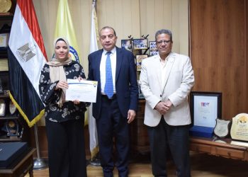 تكريم طالبة بجامعة بنى سويف