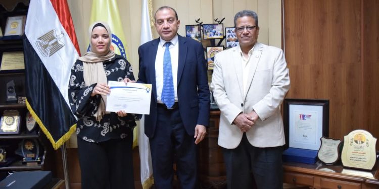 تكريم طالبة بجامعة بنى سويف