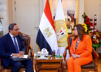 وزيرة التنمية المحلية مع محافظ قنا