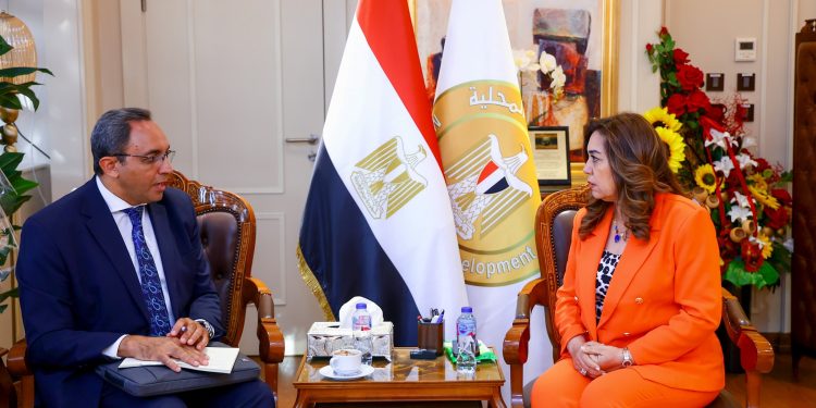 وزيرة التنمية المحلية مع محافظ قنا
