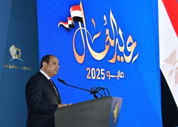 الرئيس السيسي يشارك العمال عيدهم بـ صلب السويس