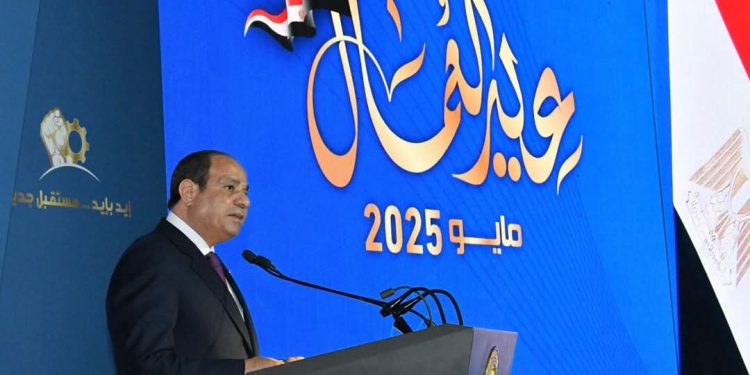 الرئيس السيسي يشارك العمال عيدهم بـ صلب السويس