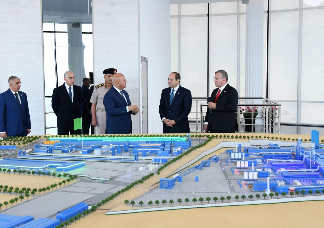 الرئيس السيسي يشارك العمال عيدهم بـ صلب السويس