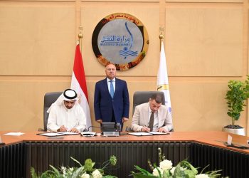 الوزير يشهد توقيع ترخيص جرين فالي لخدمات السيارات الكهربائية باستخدام تكنولوجيا المعلومات