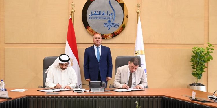 الوزير يشهد توقيع ترخيص جرين فالي لخدمات السيارات الكهربائية باستخدام تكنولوجيا المعلومات