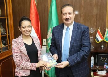 محافظ المنوفية يلتقي الطالبة مايفن عماد وجيه