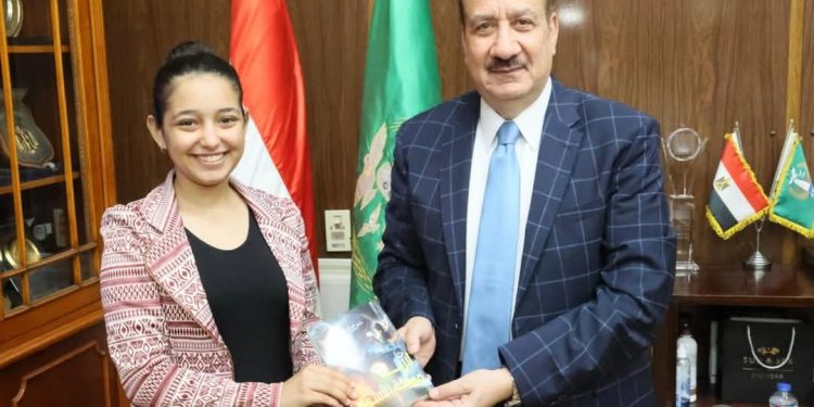 محافظ المنوفية يلتقي الطالبة مايفن عماد وجيه