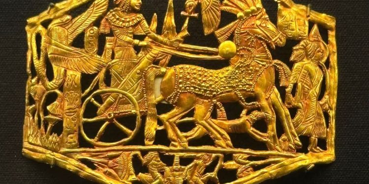 تمهيدا للافتتاح الرسمي..المتحف المصري الكبير يستقبل 163 قطعة من كنوز الملك الذهبي توت عنخ آمون 