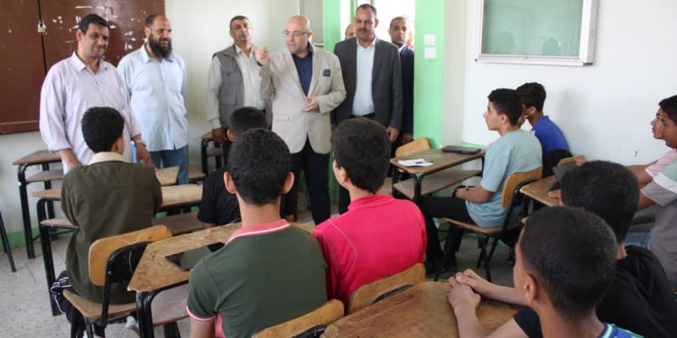 محافظ بني سويف دكتور محمد هاني غنيم أثناء تفقده المدرستين