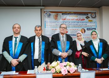 الباحثة مشيرة رجب مع لجنة الحكم والمناقشة