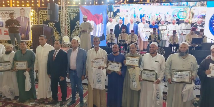 مؤسسة عبدالتواب مؤمن بمركز الواسطي تكرم محفظي القرآن