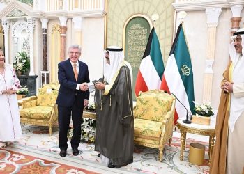أمير الكويت يستقبل رئيس اللجنة الأولمبية الدولية