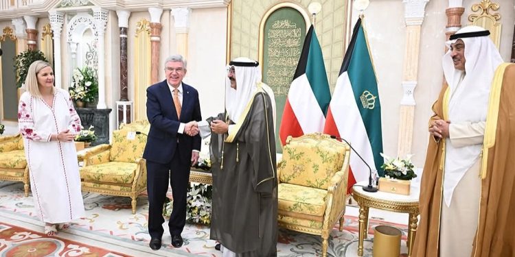 أمير الكويت يستقبل رئيس اللجنة الأولمبية الدولية