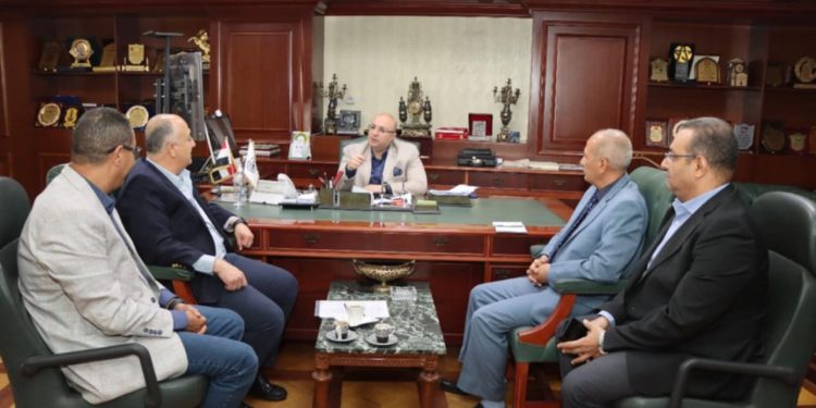 محافظ بني سويف يبحث مع “تيتان مصر” مستجدات التعاون