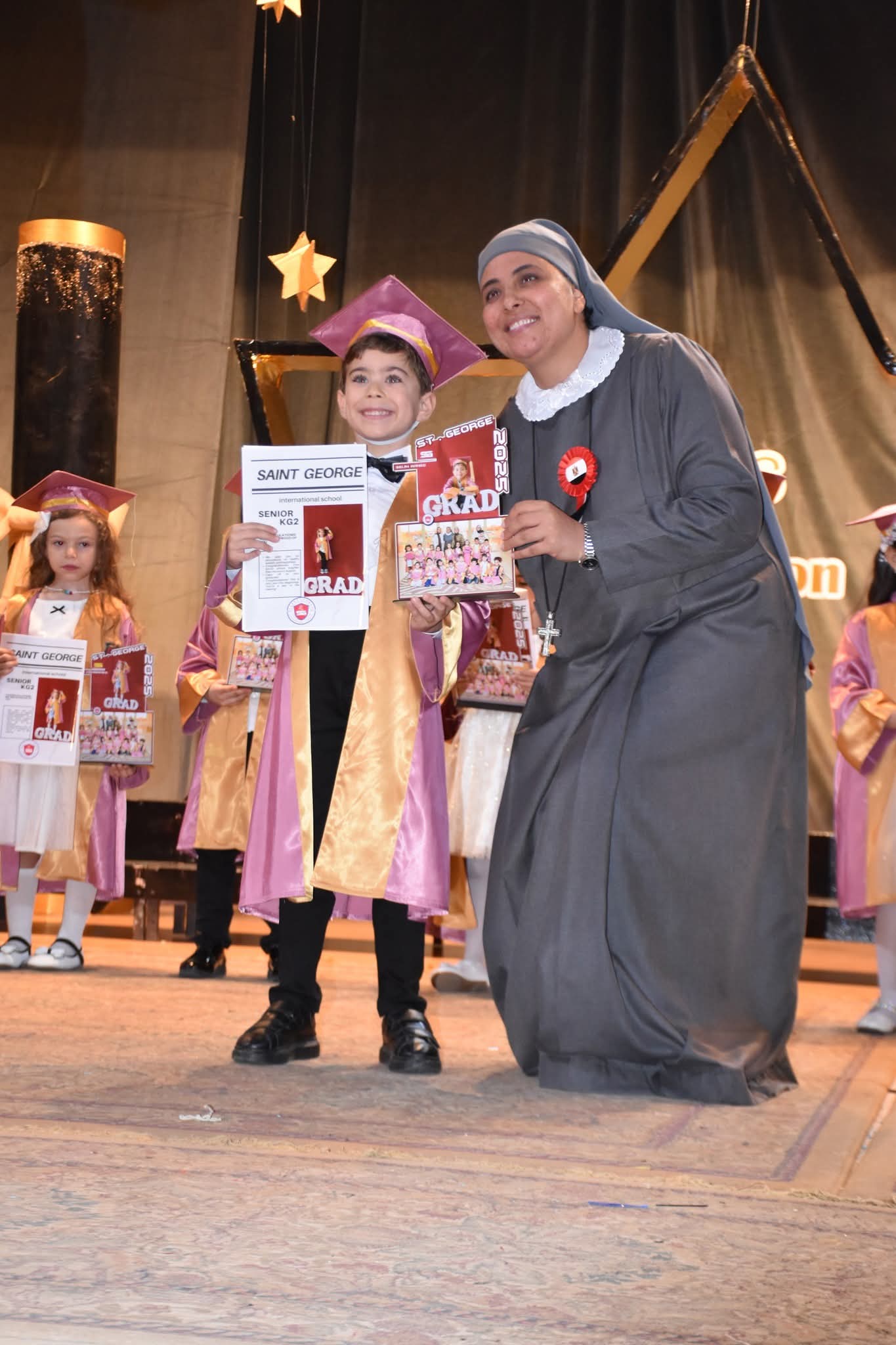 تراهم كالفراشات..سان جورج الدولية ببني سوي تحتفل بتخرج Kg2 وطلاب الصف السادس الابتدائي 