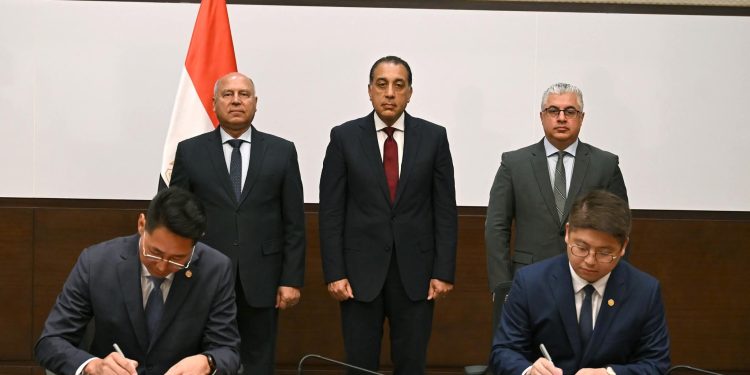 باستثمارات قدرها 200 مليون دولار..رئيس الوزراء يشهد توقيع مشروع مجمع صناعي لإنتاج مستلزمات الطاقة الشمسية