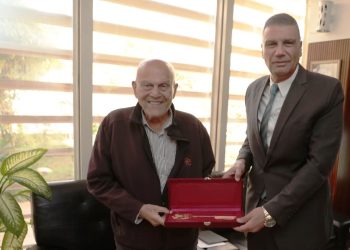 محافظ أسوان يهدى مفتاح المدينة لجراح القلب العالمى مجدى يعقوب