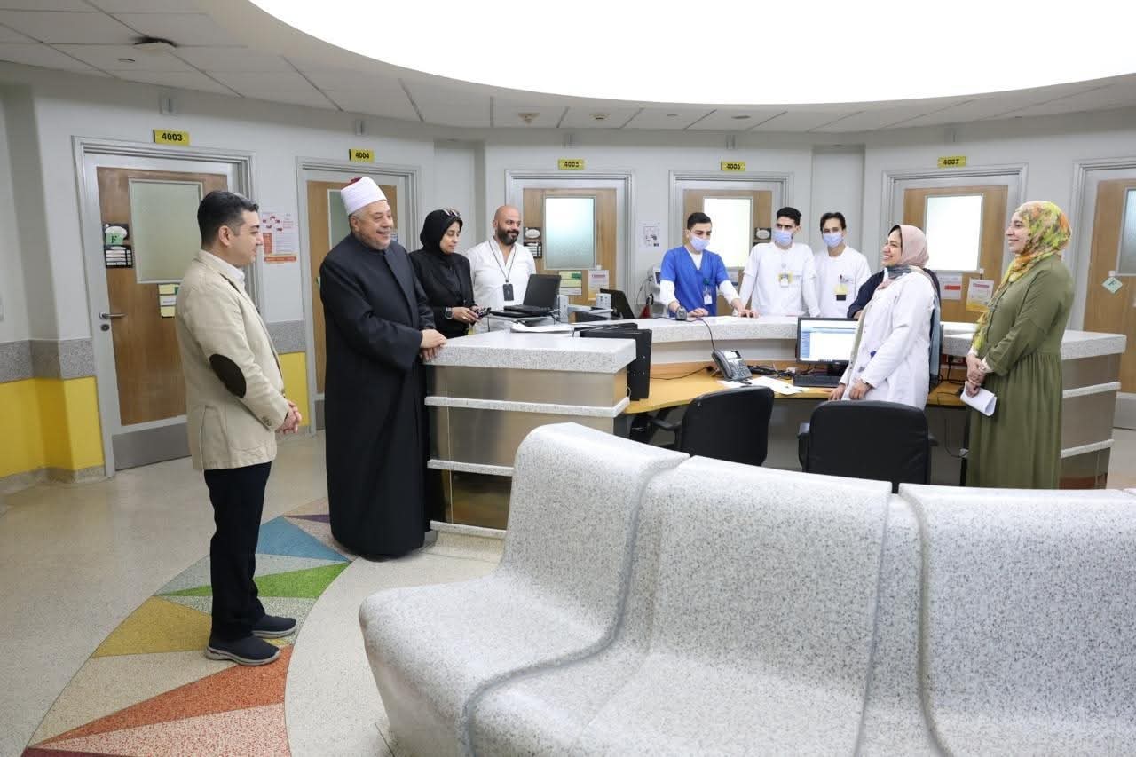 في لفتة إنسانية.. رئيس قطاع المعاهد الأزهرية يزور طلاب الشهادة الثانوية بمستشفى 57357 ومعهد الأورام