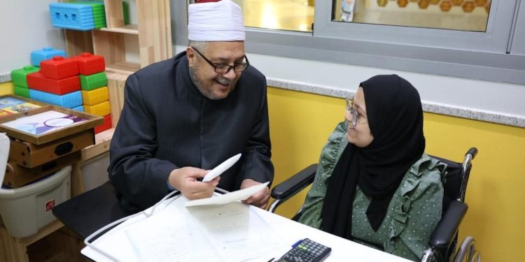 في لفتة إنسانية.. رئيس قطاع المعاهد الأزهرية يزور طلاب الشهادة الثانوية بمستشفى 57357 ومعهد الأورام