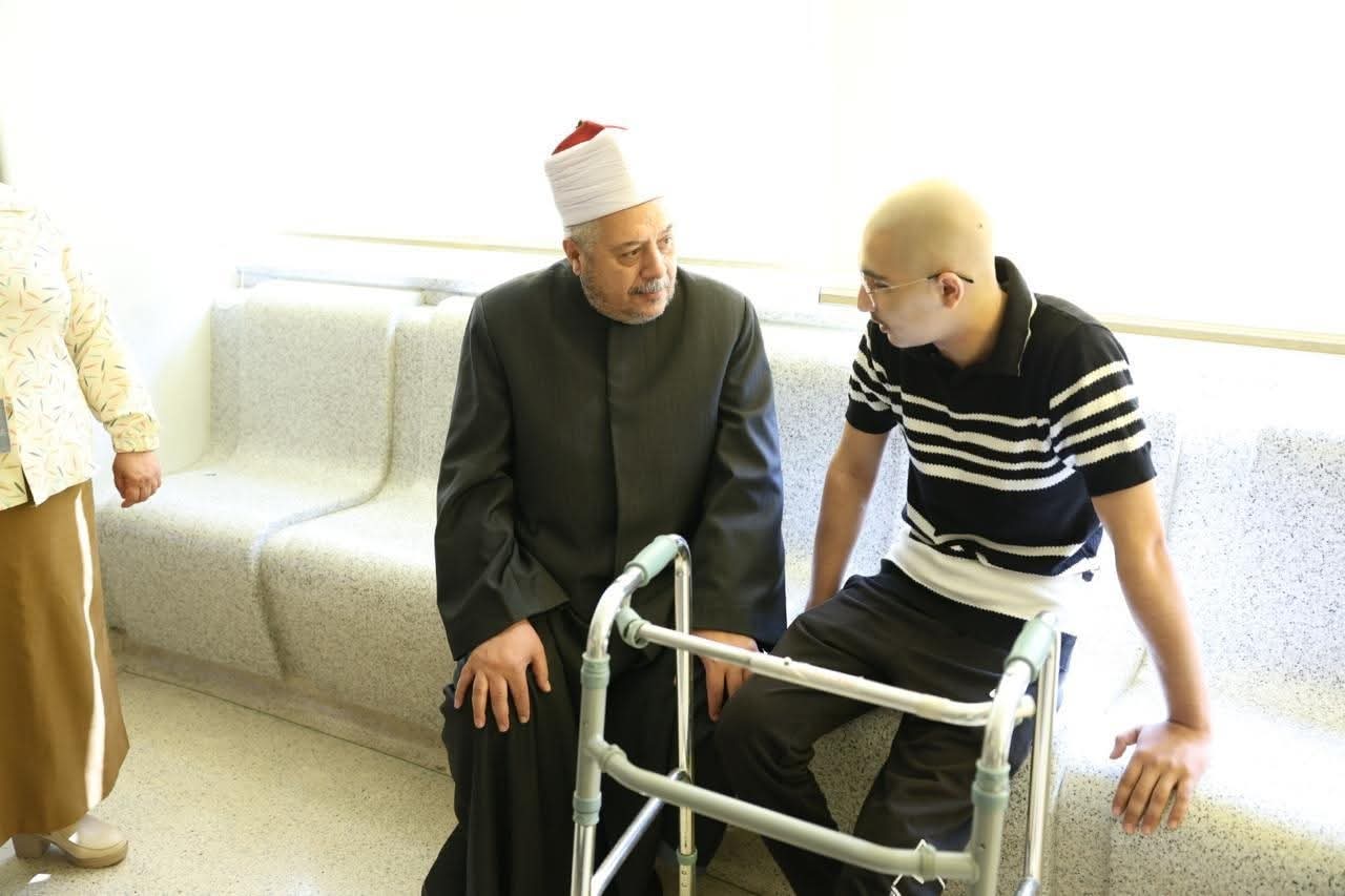 في لفتة إنسانية.. رئيس قطاع المعاهد الأزهرية يزور طلاب الشهادة الثانوية بمستشفى 57357 ومعهد الأورام