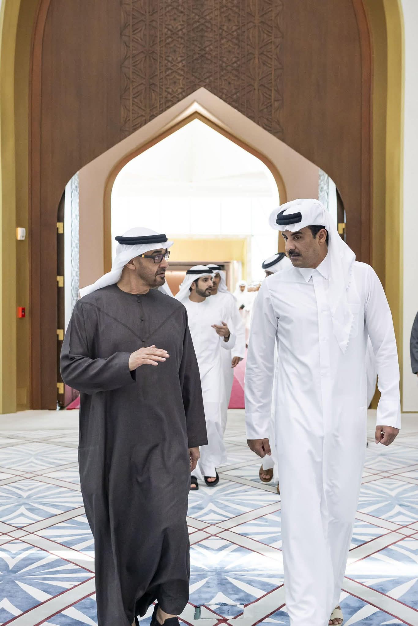 أمير قطر ورئيس الإمارات يبحثان الأوضاع بالمنطقة وعلاقات التعاون