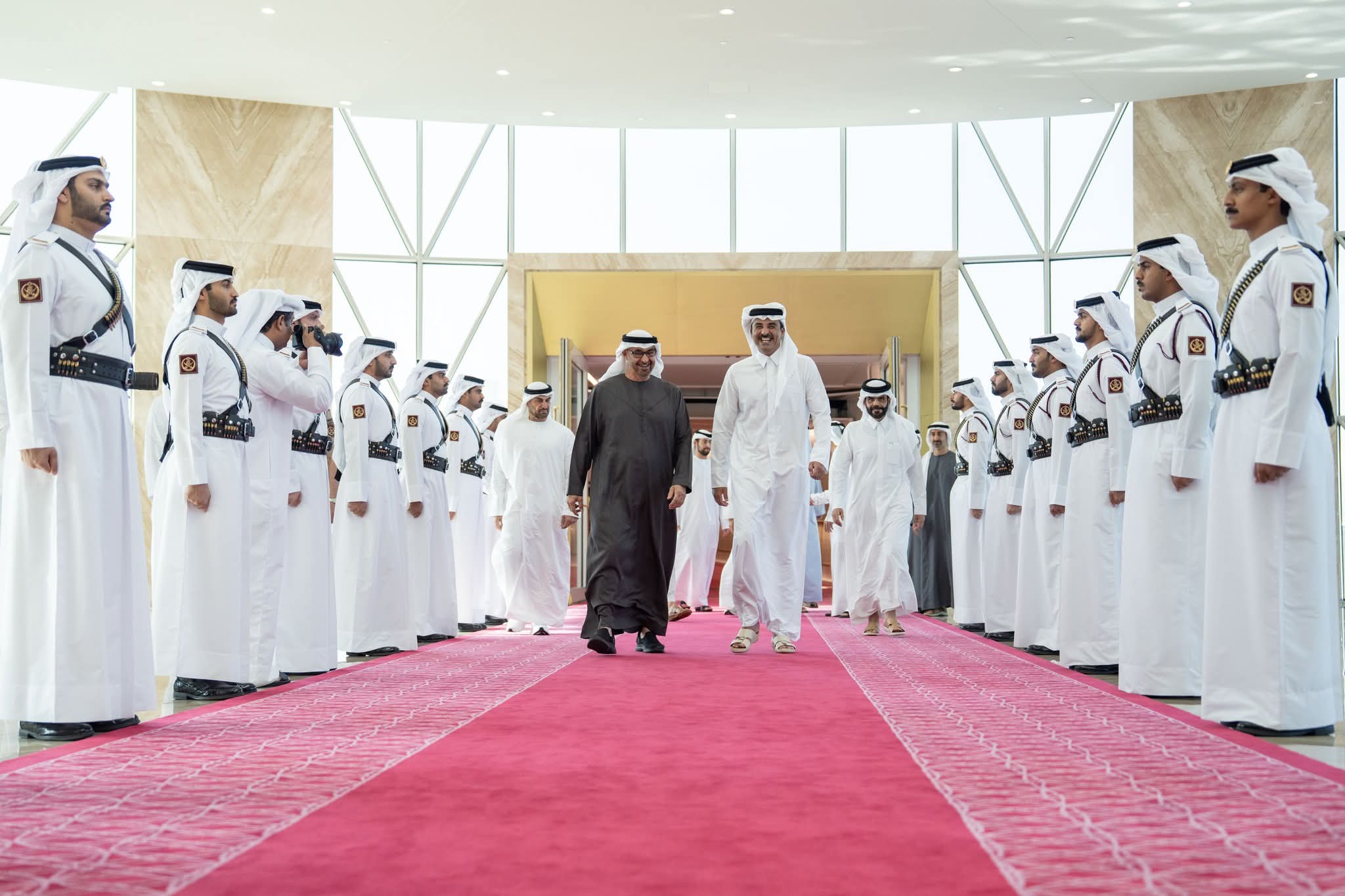 أمير قطر ورئيس الإمارات يبحثان الأوضاع بالمنطقة وعلاقات التعاون